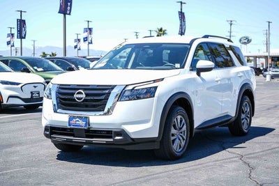 2025 Nissan Pathfinder SV